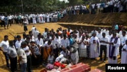 Inhumation de masse pour les victimes de la série d'attentats-suicides au Sri Lanka, le 23 avril 2019. REUTERS / Athit Perawongmetha