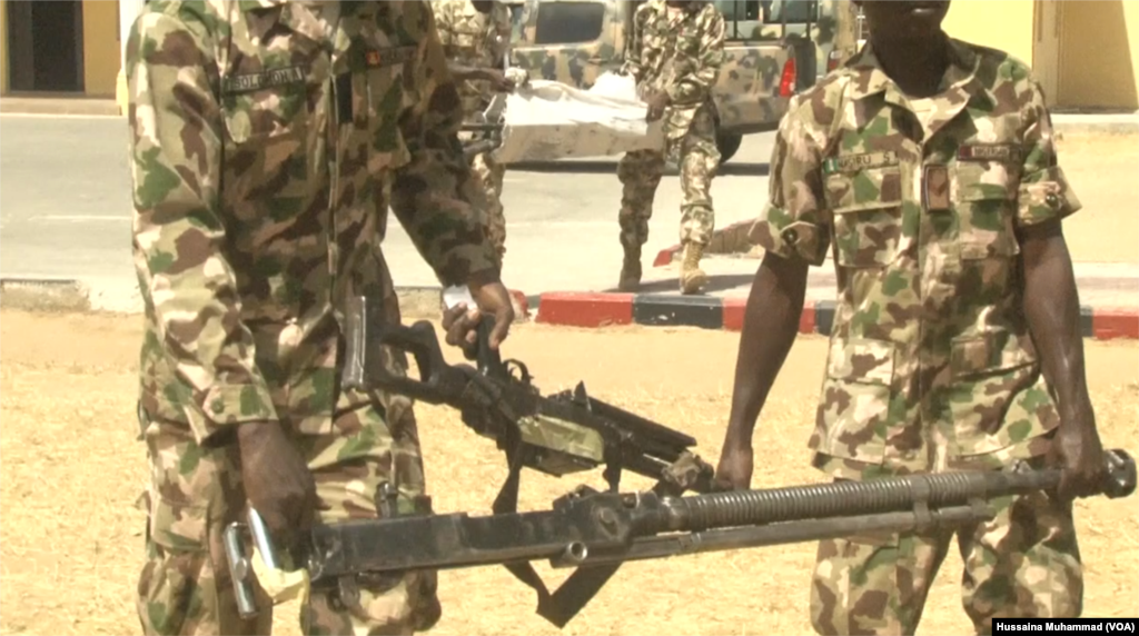 Wasu daga cikin makaman 'yan Boko Haram da suka mika wa sojoji, Fabrairu 05, 2018 
