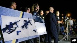 Arhiva - Policijska fotografija jurišnog oružja i pištolja izloženih tokom konferencije za štampu nedaleko od poprišta masovne pucnjave u San Bernardinu, Kalifornija, 3. decembr 2015.
