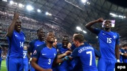 Les joueurs de la France célèbrent après leur victoire sur l’Allemagne en match de demi-finale de l’Euro 2016 au Stade Vélodrome de Marseille, France, 07 juillet 2016.