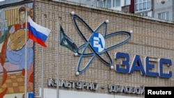 Російський прапор біля культурно-ділового центру ЗАЕС у місті Енергодар Запорізької області на підконтрольній Росії території України, 24 листопада, 2022. REUTERS/Олександр Єрмоченко