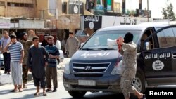 Un djihadiste de l'organisation Etat islamique à Tabqa, près de Raqa, le 24 août 2014. (REUTERS/Stringer) 