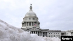 Снег возле Капитолия США, 17 января 2025 года. (фото Reuters/Amanda Perobelli)