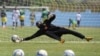 Mai tsaron gida na Mali, N&#39;tji Michel Samake, yana motsa jiki a Luba dake wajen birnin Malabo, Equatorial Guinea, Laraba, Jan. 21, 2015. (AP Photo/Sunday Alamba)