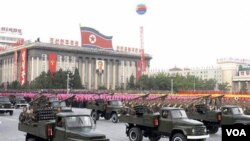 Parade militer Korea Utara di Pyongyang untuk memperingati hari kelahiran mendiang Kom Jong Il (16/2).