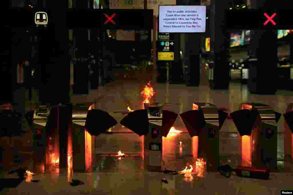 Calles de Hong Kong se convierten en un campo de batalla en el Día de China