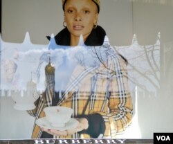 莫斯科古姆百货商店的橱窗折射出的克里姆林宫。（美国之音德特默拍摄）