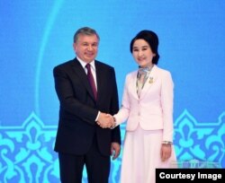 Prezident Mirziyoyev "Zulfiya" mukofoti sovrindorlaridan biri bilan, Toshkent, 7-mart, 2018