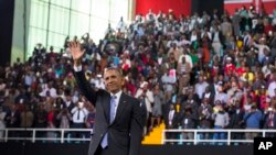 Rais Obama akipunga mkono baada ya kumaliza hotuba yake kwa wakenya uwanja wa Kasarani, Nairobi.