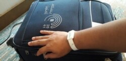 Semua jemaah diberikan gelang monitor untuk memantau pergerakan mereka (foto m. wahyu)