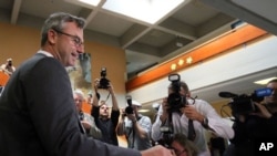 Norbert Hofer menggunakan hak pilihnya di TPS selama pemilu Presiden Austria. Pinkafeld, Austria (AP Photo/Ronald Zak)