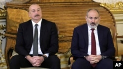از راست به چپ- نیکول پاشینیان، صدر اعظم ارمنستان و الهام علی‌یوف، رییس جمهور آذربایجان 