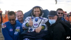 El astronauta de la NASA, Frank Rubio, es llevado a una tienda médica poco después de aterrizar en su nave espacial Soyuz MS-23 cerca de la ciudad de Zhezkazgan, Kazajistán, el miércoles 27 de septiembre de 2023.