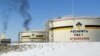 Архівне фото. Резервуари на Приобському нафтовому родовищі поблизу Нефтеюганська, у Західному Сибіру, ​​Росія, 5 квітня 2006 р. Фото AP