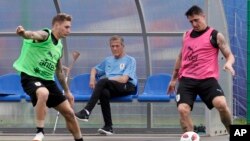 Archivo. El director técnico de Uruguay, Oscar W. Tabárez (centro) durante el entrenamiento de la selección en Nizhny Novgorod, el 2 de julio de 2018.