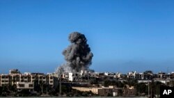 Après un raid aérien sur un secteur tenu par les djihadistes du groupe Etat islamique à Syrte, Libye, le 28 septembre 2016. (AP Photo/Manu Brabo)