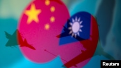 Foto ilustrasi bendera China dan Taiwan dengan pesawat-pesawat militer, 9 April 2021. (Foto: Dado Ruvic/Reuters)