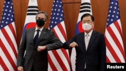 El secretario de Estado de EE. UU., Antony Blinken, y el ministro de Relaciones Exteriores de Corea del Sur, Chung Eui-yong, posan ante la prensa antes de reunirse en Seúl el 17 de marzo de 2021.