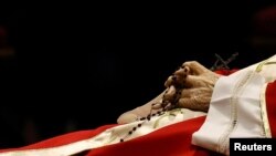 Un rosario entrelazado en las manos del difunto papa emérito Benedicto XVI, durante el velatorio celebrado en la Basílica de San Pedro del Vaticano, el 2 de enero de 2023.