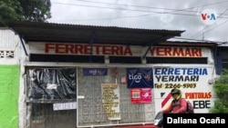 Los pequeños comerciantes tienen que usar la creatividad para sobrevivir. [Foto: Daliana Ocaña/VOA]