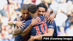 Kylian Mbappé, à gauche, Edinson Cavani, à droite, et Neymar, lors d'un match remportée contre Angers, France, le 25 août 2018. 