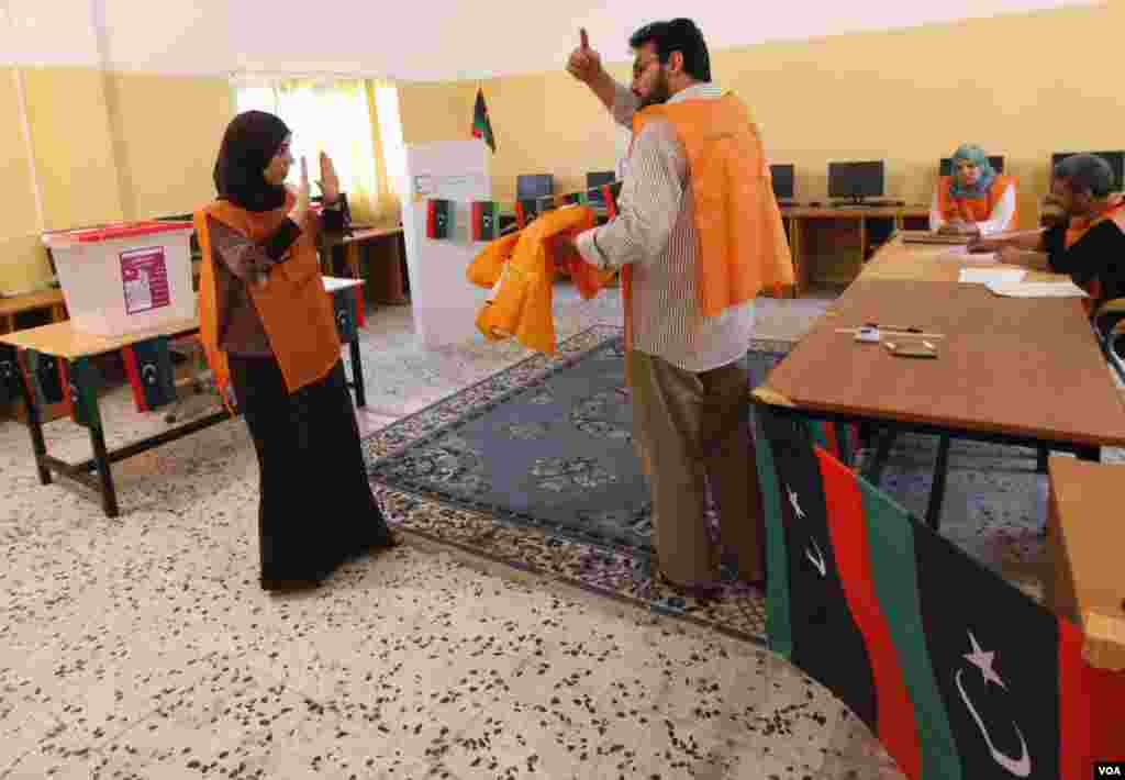 Election officials prepare for the vote in Tripoli June 24, 2014.