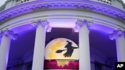 Imagen de uno de los frontales de la Casa Blanca decorado con ornamentos de Halloween, del 30 de octubre de 2023.
