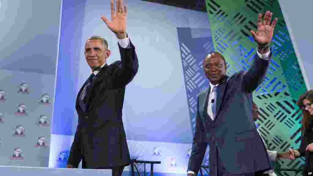 Barack Obama et Uhuru Kenyatta quittent le Sommet mondial sur l'Entreprenariat, Nairobi, 25 juillet 2015. 