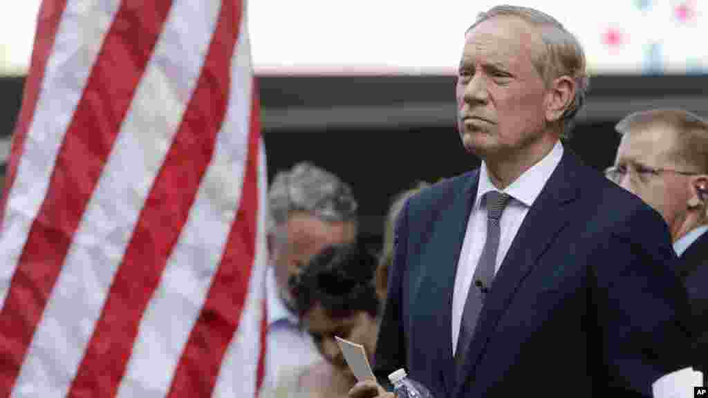 George Pataki Elmer est un avocat et homme politique américain qui a servi comme le 53e gouverneur de l'Etat de New York.