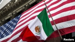 La bandera de México ondea frente a la de Estados Unidos, colgada en la fachada del edificio del Mercado de Valores de Nueva York, el 4 de septiembre de 2015.