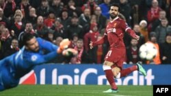Mohamed Salah, à droite, lors du match entre le FC Liverpool et l’AS Roma, en Angleterre, le 24 avril 2018
