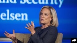 La secretaria de Seguridad Nacional, Kirstjen Nielsen, habla en el Centro de Ciberseguridad y Seguridad Nacional de la Universidad George Washington, 5 de septiembre de 2018. 