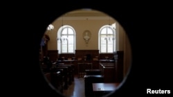 La salle d'audience après l'audience initiale d'extradition du suspect de génocide rwandais Felicien Kabuga, au palais de justice de Paris, France, 20 mai 2020.