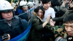 台灣學生於3月24日在行政院與負責清場行動的鎮暴警察對抗。