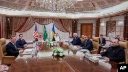 Chapdan AQSh Davlat kotibi Marko Rubio, Oq uyda Milliy xavfsizlik bo'yicha maslahatchi Mayk Volz, Ukraina Tashqi ishlar vaziri Andriy Sibixa, Ukraina prezidenti idorasi boshlig'i Andriy Yermak, Ukraina Mudofaa vaziri Rustem Umerov, Jidda, 11-mart, 2025 