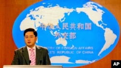 资料照 - 2007年7月5日时任中国外交部发言人在北京一次新闻吹风会上回答记者提问。中国政府2022年12月30日宣布，任命现任中国驻美国大使的秦刚出任外交部长。