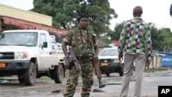 Dans une rue de Bujumbura le 8 novembre 2015 (AP Photo)
