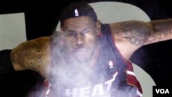 LeBron James llevó a los Heat de Miami a la victoria por primera en la temporada en Boston, donde hasta ahora no habían podido ganar.