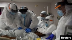El doctor Joseph Varon, de 58 años, director médico del United Memorial Medical Center (UMMC), y un equipo de trabajadores de la salud realizan RCP a paciente con COVID-19 en UMMC, durante el brote de la enfermedad por coronavirus (COVID-19), en Houston, 17 de julio de 2020.