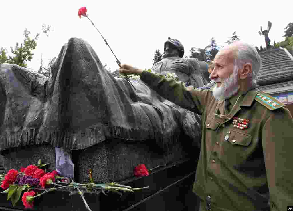 Wani tsohon soji da yayi yakin duniya na biyu ya karrama wannan mutun mutumi a Tiblisi dake Georgia. 