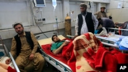 Seorang pria yang cedera menerima pengobatan di sebuah rumah sakit setelah ledakan ganda di Jalalabad, Afghanistan, 6 April 2019.