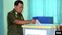 Pemimpin militer Birma, Jenderal Than Shwe saat memberikan suara di Naypyitaw, ibukota administrasi Birma, 7 November 2010.