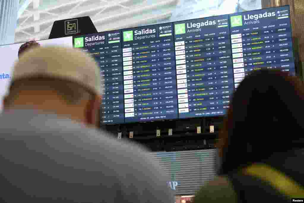 Pantallas en el Aeropuerto Internacional Benito Juárez muestran vuelos retrasados debido a una falla tecnológica mundial, en la Ciudad de México