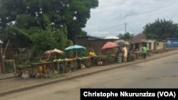 Quelques commerçants sur l’artère principale qui sépare les quartiers Cibitoke et Mutakura à Bujumbura, Burundi. 