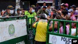 Los venezolanos utilizan el Puente Internacional Simón Bolívar para regresar a su país desde La Parada, cerca de Cúcuta, Colombia, el sábado 14 de marzo de 2020.