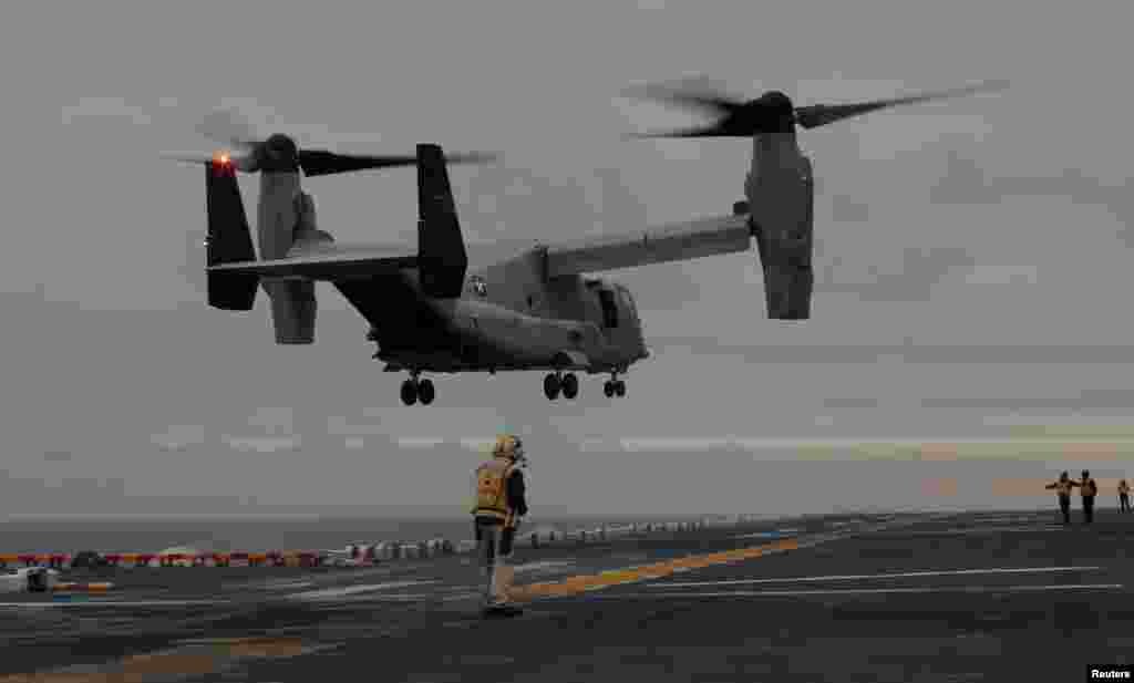一架美国海军陆战队MV-22“鱼鹰”倾转旋翼飞机在澳大利亚悉尼海域的“好人理查德号”两栖攻击舰的甲板上着陆。(2017年6月29日)。8月5日,一架“鱼鹰”倾转旋翼飞机坠入澳大利亚东岸近海水域。飞机上23人获救,还有三名美国海军陆战队队员失踪。 美军与澳大利亚部队联合打捞,后来找到飞机残骸,发现那三位军人已经牺牲。鱼鹰飞机能像直升机一样起飞。2000年的一次飞行试验中,有23名海军陆战队员遇难,导致其研制工作几乎取消。去年十二月,在日本的美军基地上,这种飞机停飞,因为一架飞机在海上坠毁,造成五名机组人员受伤。鱼鹰飞机由波音公司和德事隆(Textron)公司的贝尔直升机部门建造。