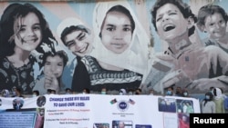 Intérpretes afganos que ayudaron a Estados Unidos piden su evacuación frente a la embajada de Washington en Kabul el 25 de junio de 2021.