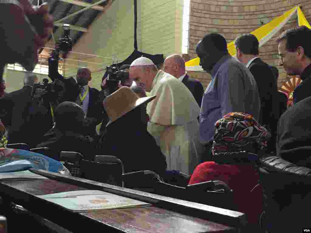 Fafaroma Na Gaisawa Da Jama'ar Da Suka Taru A Cocin St Joseph A Kangemi Kasar Kenya, Nuwamba 27, 2015. 