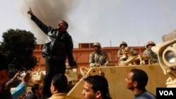 Al promediar la mañana en El Cairo, los manifestantes ya se estaban reuniendo bajo la vigilancia del ejército que se comprometió a no usar la fuerza.