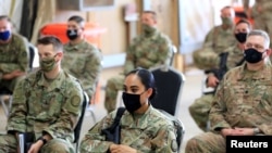 Para tentara AS saat upacara serah terima pangkalan militer Taji dari pasukan koalisi pimpinan AS kepada pasukan keamanan Irak di utara Baghdad, Irak, 23 Agustus 2020. 